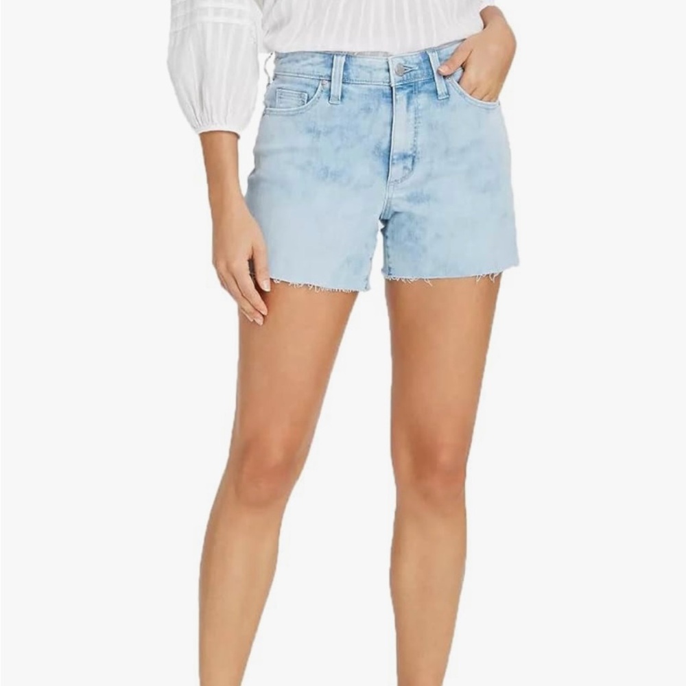 Universal Thread Women's Vintage Midi Jean Shorts, Light Blue size 6/28R